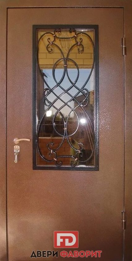 металлическая дверь в коттедж, модель со стеклом и ковкой